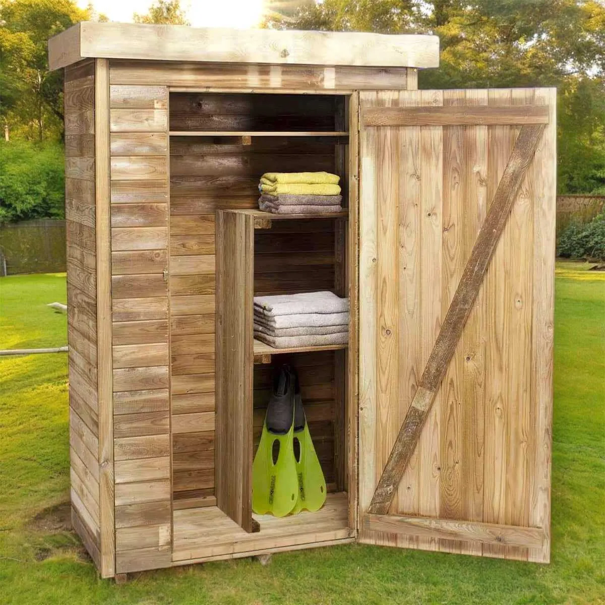 Armoire de jardin en bois brut posée contre un mur de pierre, porte entrouverte laissant voir des outils et des pots en